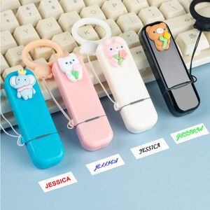 Bester Lehrer Kit Grundschulbedarf Lehrer Stempel Selbstfärbende Stempel für Klassenzimmer Stempel mit Stempelablage.