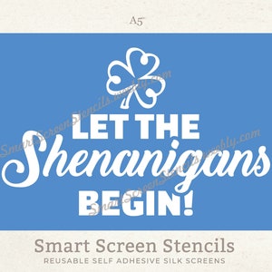 Może przedstawiać: Niebieski szablon z białym napisem "LET THE Shenanigans BEGIN!" oraz białym koniczyną. Szablon oznaczony jest jako "Smart Screen Stencils" i jest sitodrukiem wielokrotnego użytku, samoprzylepnym.