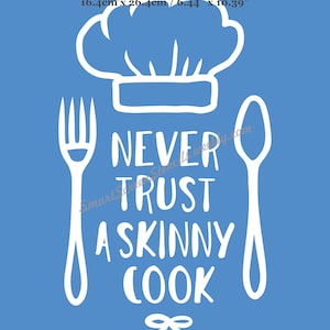 Könnte beinhalten: Weiße Schablone auf blauem Hintergrund mit einem Kochhut, einer Gabel, einem Löffel und dem Text "NEVER TRUST A SKINNY COOK".