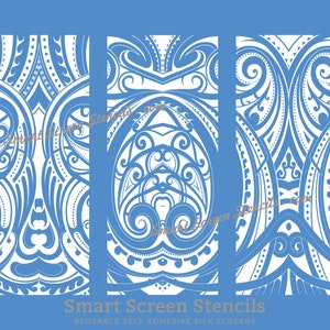 Könnte beinhalten: Drei weiße wiederverwendbare selbstklebende Seidensieb-Schablonen mit komplizierten polynesischen Designs. Die Schablonen befinden sich auf einem blauen Hintergrund. Smart Screen Stencils.