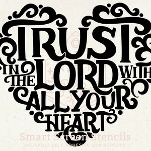 Peut inclure: Motif en forme de cœur noir avec l'inscription "TRUST IN THE LORD WITH ALL YOUR HEART" en lettres stylisées. Le design comprend des ornements décoratifs et le texte "Smart Screen Stencils" en bas.