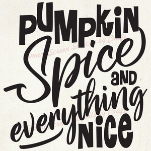 Könnte beinhalten: Schwarzer Text auf cremefarbenem Hintergrund mit der Aufschrift "PUMPKIN Spice AND everything NICE". Die Wörter sind in einer fetten, stilisierten Schriftart geschrieben. Darunter steht "Custom Smart Screen Stencils by Craft".