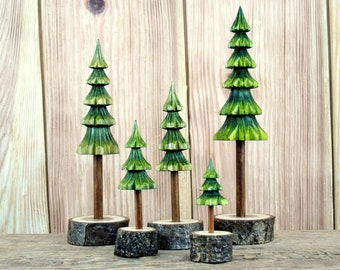 Ensemble de cinq sapins verts