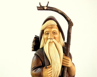 Homme de la forêt sculpté en bois avec un paquet de fagots