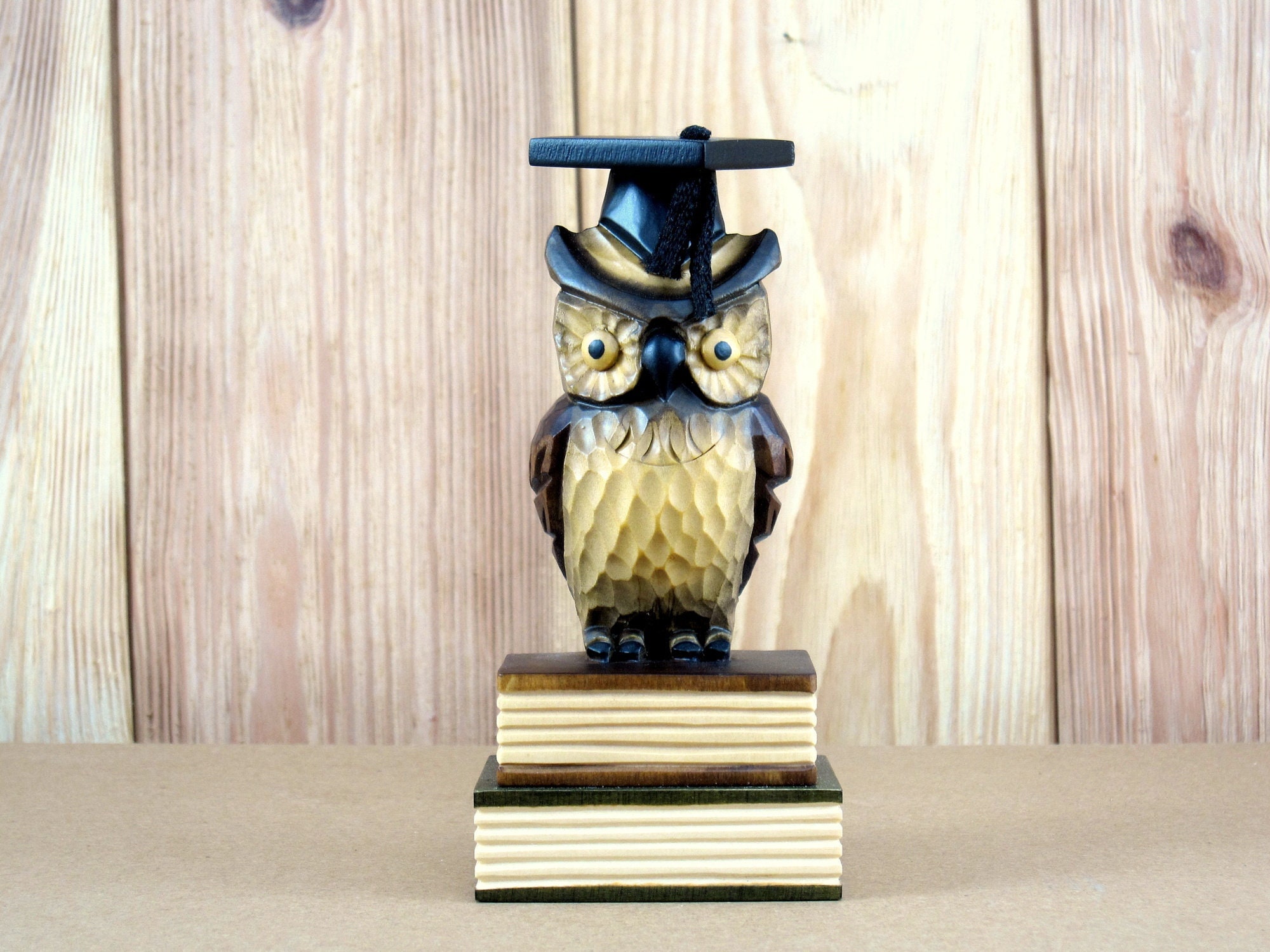 本に乗った小さなフクロウの置物：手彫りの木 - Etsy 日本