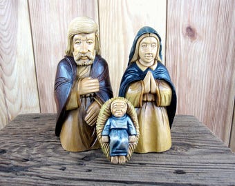 Handgesneden houten kerststal met de Heilige Familie - rustieke kerstdecoratie