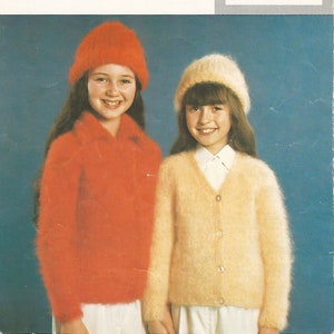 Könnte beinhalten: Zwei junge Mädchen in Mohair-Outfits. Eines trägt einen orangefarbenen Pullover und Hut, das andere eine gelbe Strickjacke und Hut. Das Bild enthält den Text "Lister Lee Target" und "TAHITI MOHAIR". Brustumfang: 61-86 cm.