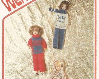 Könnte beinhalten: Ein Vintage-Strickmuster-Cover mit drei Puppen in gestrickten Outfits. Die Puppen tragen rote, blaue und weiße Strickpullover, Hosen, Hüte und Schals. Das Muster ist mit "Wendy" und "1756 4 Ply" in rotem Text beschriftet.