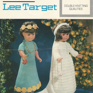 Könnte beinhalten: Vintage Strickmuster für Puppen, das zwei Puppen zeigt: eine in einem türkisfarbenen Kleid mit gelben Verzierungen und einer goldenen Halskette, die andere in einem weißen Kleid. Das Muster ist für eine 51 cm große Puppe.