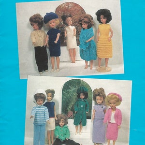 Puede incluir: Una portada de patrón vintage titulada "Hayfield Teenager DOLLS CLOTHES" con varias muñecas vestidas con trajes de punto. Las muñecas llevan vestidos, abrigos y suéteres en varios colores, incluyendo azul, amarillo y rosa. El fondo es azul claro.