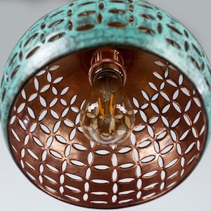 Luz colgante de cobre de cúpula oxidada Iluminación de isla de cocina de cobre tallada a mano Lámpara industrial de cobre Luminaria de cobre Art Déco imagen 4