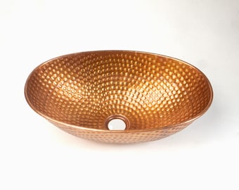 Wastafel van gehamerd koper - ovale wastafel in badkamer - metalen spoelbak - antieke koperen wasbak