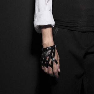 Schwarzes Lederarmband Damen, Finger Palm Leder Armband, Hand Harness Armband von HAYA