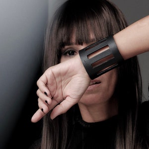 Accesorio para ropa oscura, brazalete de cuero negro, pulsera ancha de cuero, joyería de cuero negro, accesorio de moda negro, brazalete de mujer, HAYA