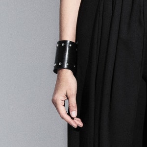 Puño de cuero con gorras, pulsera de cuero ancha, joyería de desgaste oscuro, puño de cuero de vanguardia, joyería negra, puño de cuero negro de HAYA