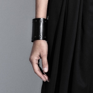 Breites Lederarmband Damen, schwarze Ledermanschette mit Ringen, breite Ledermanschette, schwarzes Lederarmband, Avantgarde Designer Ledermanschette