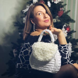 Wzór na szydełkową torbę z futra | Samouczek na torebkę typu crossbody | Wzór na torebkę w formacie PDF | Puszysta torebka z klapką | Projekt szydełkowy dla początkujących