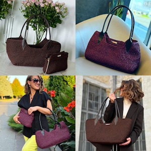 Könnte beinhalten: Eine Auswahl handgefertigter Handtaschen in Burgunderrot. Das Bild zeigt eine große Tragetasche, eine kleinere Umhängetasche und eine passende Clutch mit goldener Kette. Die Taschen haben dunkle braune Ledergriffe und -akzente.
