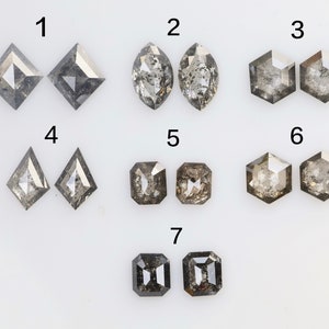 Puede incluir: Siete pares de diamantes en bruto grises en varias formas, incluyendo cuadrado, ovalado, cometa y hexágono. Los diamantes están numerados del 1 al 7.