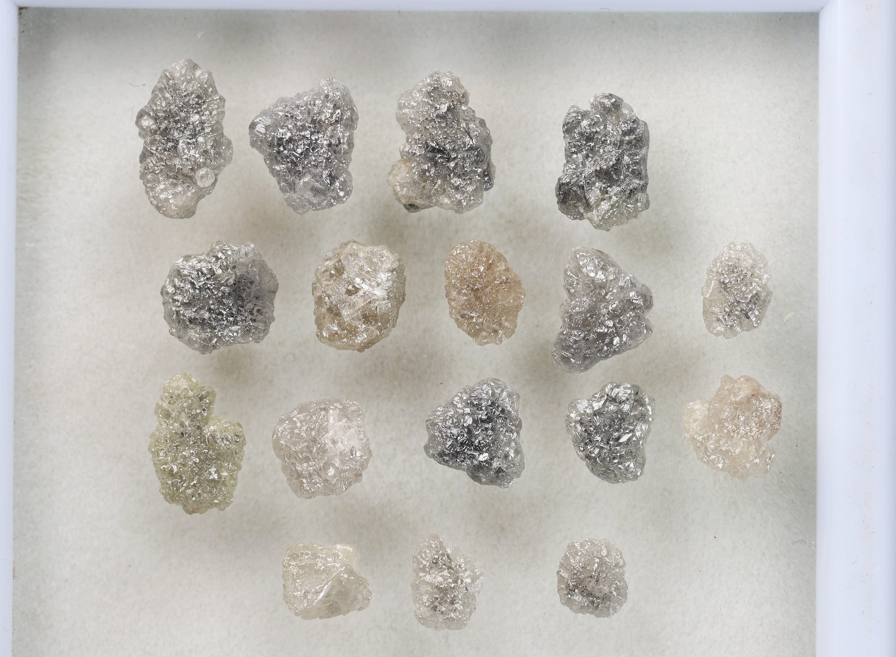 Deluxe Rough Diamond 22センチ 20.49 Ct, 10.5 X 6.5 X 4.1 MM, Grey Color Raw Uncut Diamond