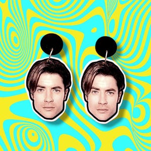 Op de afbeelding: Een paar oorbellen met een zwarte ronde knop en een zilveren hanger met een gedrukte afbeelding van een mannengezicht.