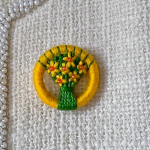 Daffodils Dorset button brooch, woven, hand embroidery, beads. Mothers Day Easter gift, present. Floral brooch. Dydd Dewi Sant St Davids Day