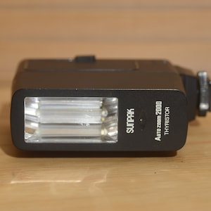 Sunpak Auto Zoom 2000 Thryistor Universal Flash unit. Great for fill -in flash photography