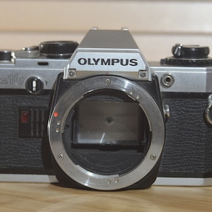 Olympus OM10 35mm Film Kamera. Guter Zustand. Brillante Einsteigerkamera.