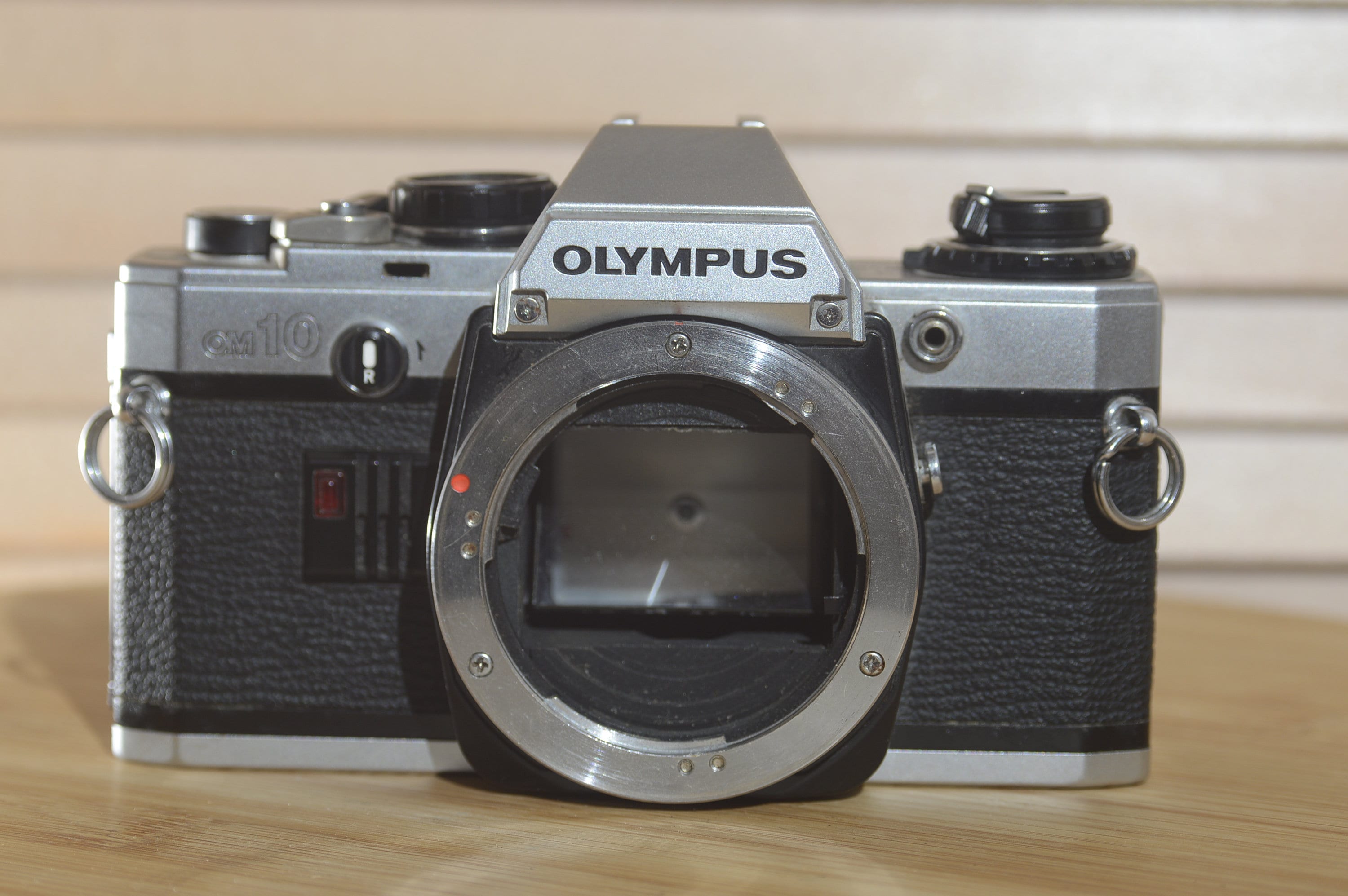 Appareil Photo Argentique Olympus OM10 Avec Adaptateur - Non Testé, Pour Pièces