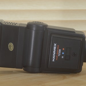 Boxed Hanimex TZ328 flash unit, multi dedicated tilt and defuse settings.  With auto auto mode and manual settings.