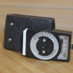 Fantastic Leningrad 8 light meter with case. Perfect for tricky light situations