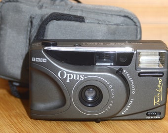 Vintage Opus DX Twin Lens 35 mm kompaktkamera med vadderad väska och rem.