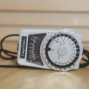 Fantastic Capital CDS L-1 Exposure Meter with Strap, Case and Instruction manual. Perfect for tricky light situations
