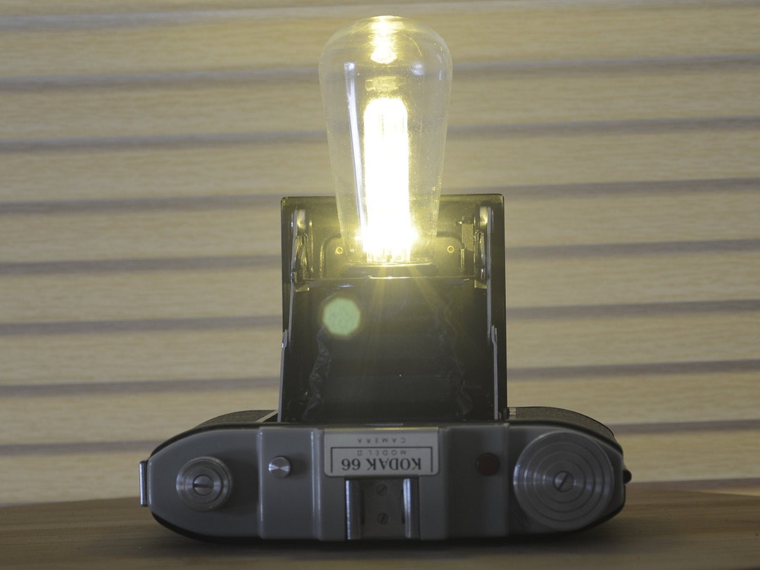 Peculiar upcycled Vintage Camera Light. Súper lindo, pieza de