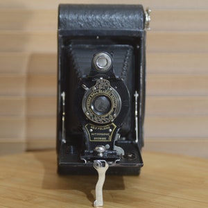 Magnifique appareil photo pliant Kodak Brownie Six-20. Idéal comme accessoire ou pour la photographie expérimentale