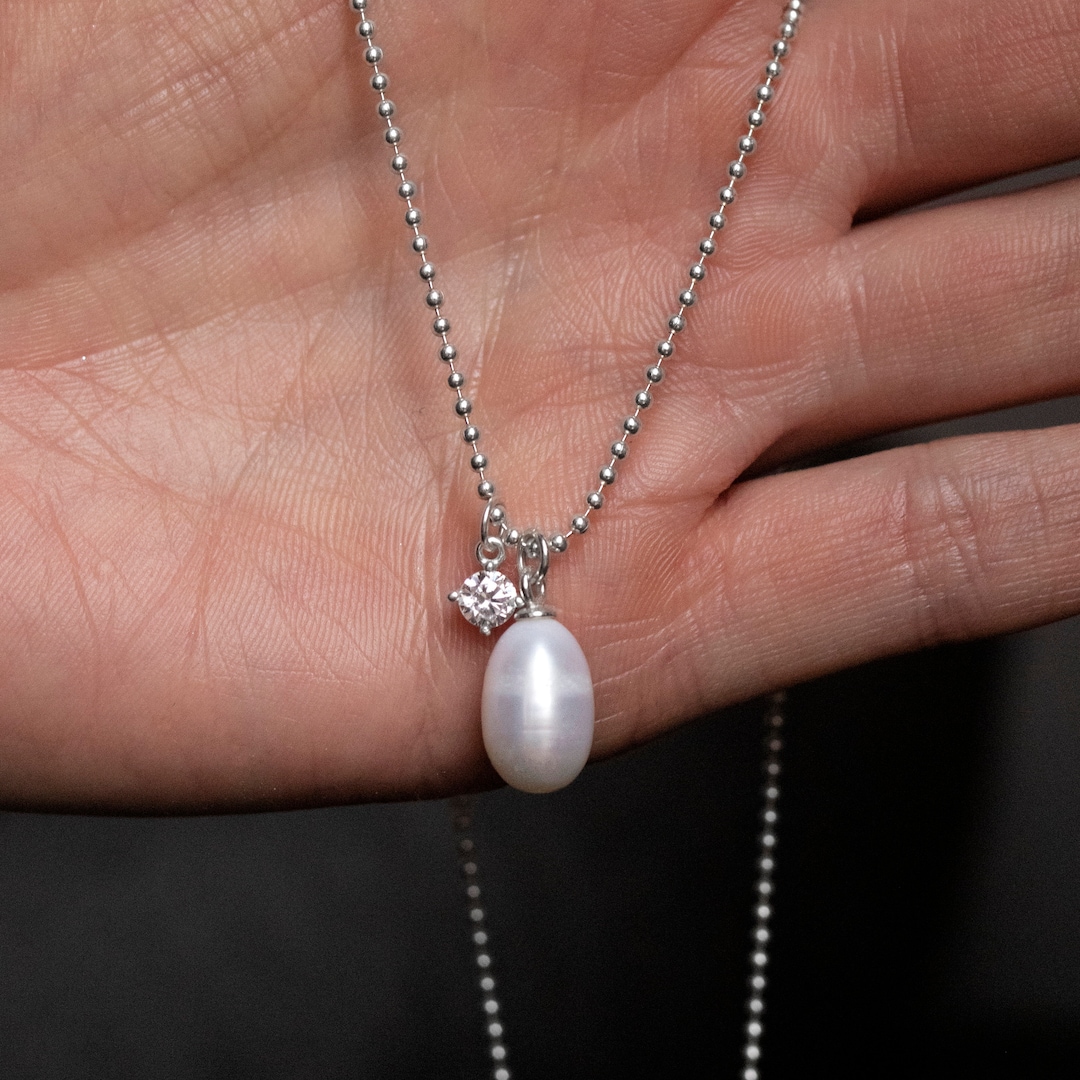 Elegant Pearl Drop Necklace