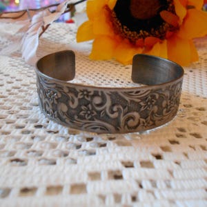 BEAUTIFUL Vintage Bracelet-Matte Finish Silver Toned Floral Design Cuff