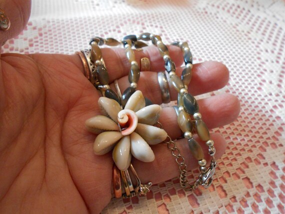 BEAUTIFUL Necklace-Classy-Unique-Shell Flower-C287 - image 4