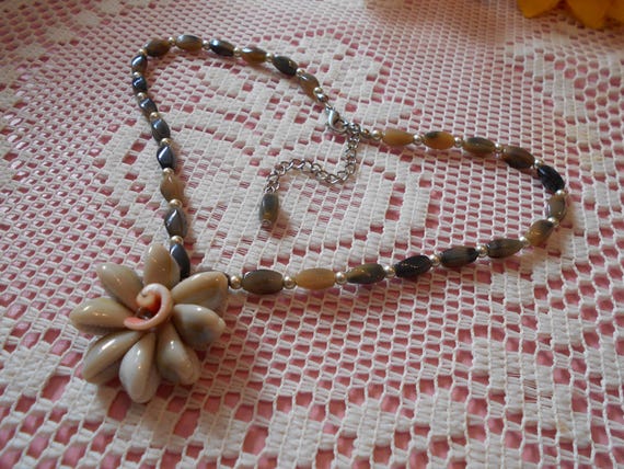 BEAUTIFUL Necklace-Classy-Unique-Shell Flower-C287 - image 3