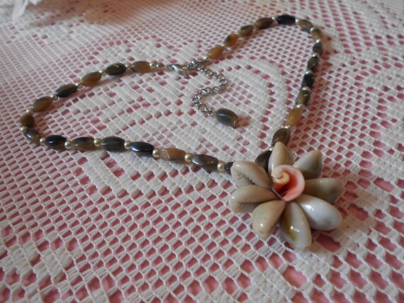 BEAUTIFUL Necklace-Classy-Unique-Shell Flower-C287 - image 2