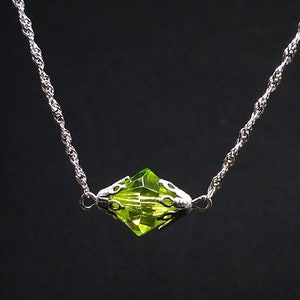 De ahí salió tanta mala suerte; solo puede quedar buena suerte." - Roca de meteorito de kriptonita acrílica Collar de plata esterlina - Tamaño mediano