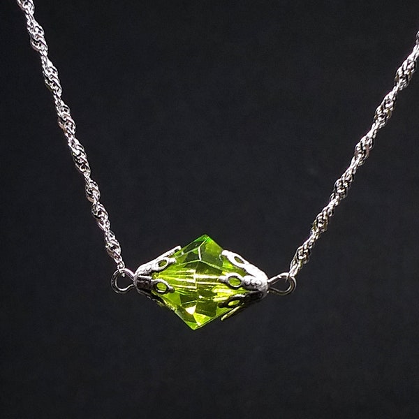 De ahí salió tanta mala suerte; solo puede quedar buena suerte." - Roca de meteorito de kriptonita acrílica Collar de plata esterlina - Tamaño mediano