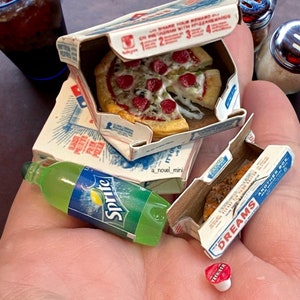 Dollhouse pizza- 1:12th scale- dollhouse kitchen- dollhouse furniture- miniature pizza- miniatures- dollhouse meal- tiny food- mini pizza