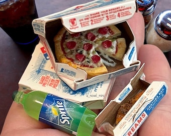 Dollhouse pizza- 1:12th scale- dollhouse kitchen- dollhouse furniture- miniature pizza- miniatures- dollhouse meal- tiny food- mini pizza