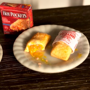 Dollhouse food- 1:12th scale- dollhouse furniture- dollhouse kitchen- miniatures- dollhouse pizza- miniature pizza- tiny food- dollhouse