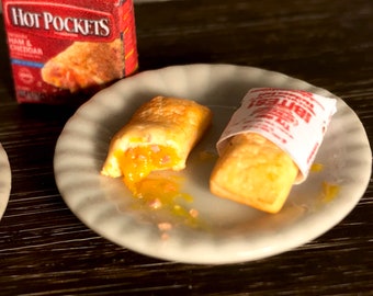 Dollhouse food- 1:12th scale- dollhouse furniture- dollhouse kitchen- miniatures- dollhouse pizza- miniature pizza- tiny food- dollhouse