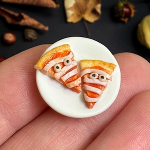 Dollhouse pizza- 1:12th scale- dollhouse kitchen- dollhouse furniture- miniature pizza- miniatures- dollhouse meal- tiny food- mini pizza