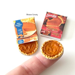 Dollhouse pie- 1:12th scale- dollhouse kitchen- dollhouse furniture- dollhouse holiday- miniatures- miniature pie- dollhouse dessert