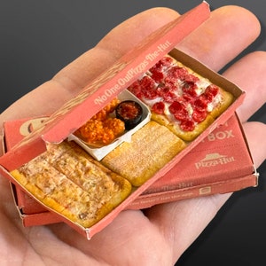 Dollhouse pizza- 1:12th scale- dollhouse kitchen- dollhouse furniture- miniature pizza- miniatures- dollhouse meal- tiny food- mini pizza