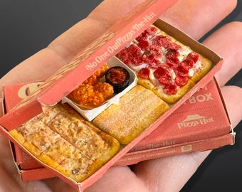 Dollhouse pizza- 1:12th scale- dollhouse kitchen- dollhouse furniture- miniature pizza- miniatures- dollhouse meal- tiny food- mini pizza